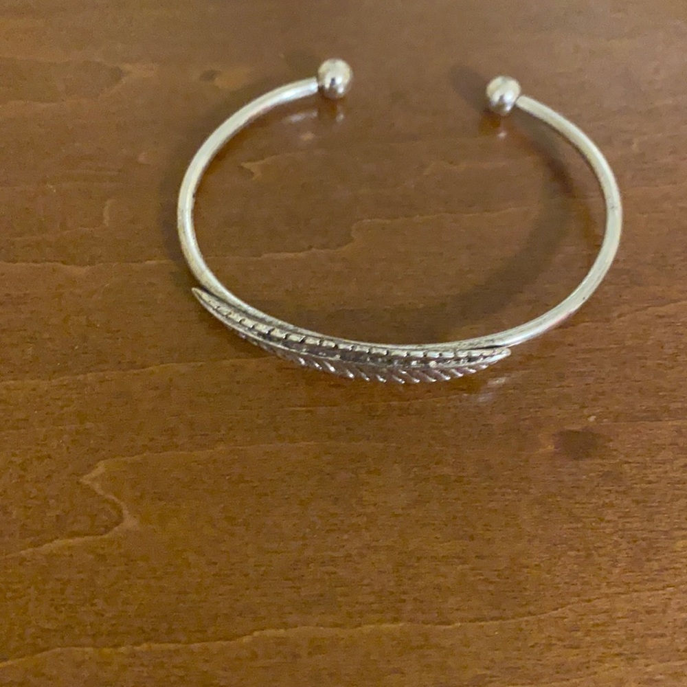 Cuff leaf bracelet